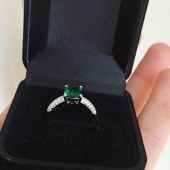 1.45 Carat Emerald Sterling Silver Ring - Picture 4 of 9